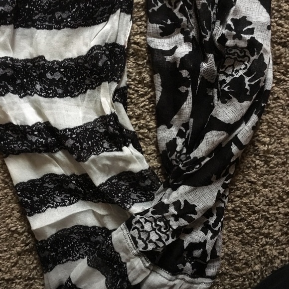 Express Black and White Infinity scarf - Picture 4 of 6